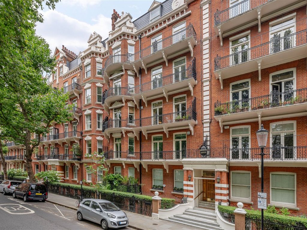 3 bed flat for sale in Bramham Gardens, Earls Court SW5, £1,350,000