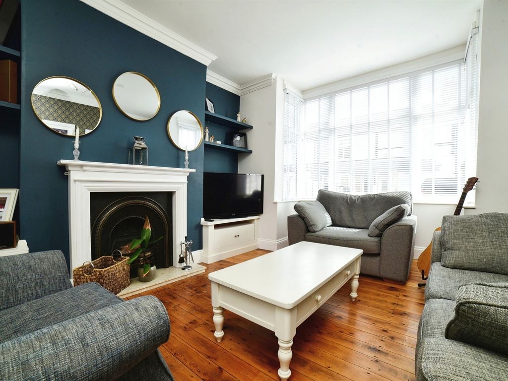 5 bed end terrace house for sale in Southgate, Hessle HU13, £290,000