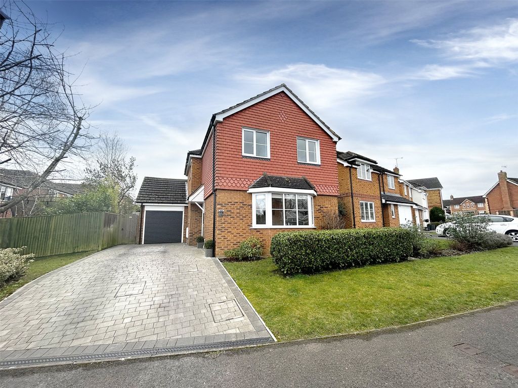 3 bed detached house for sale in Dunford Place, Binfield, Bracknell