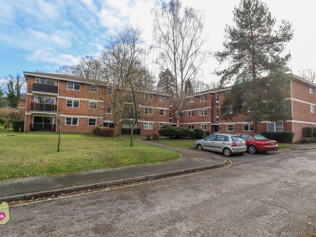 3 bed flat for sale in Rapallo Close, Farnborough, Hampshire GU14 Zoopla
