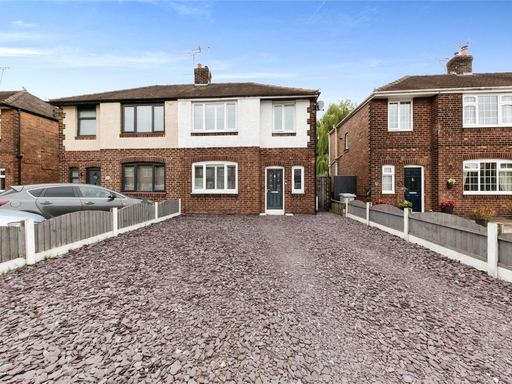3 bed semidetached house for sale in Middlewich Street, Crewe