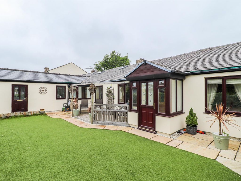 3 bed terraced bungalow for sale in Chapel Row, Grange Moor, Wakefield