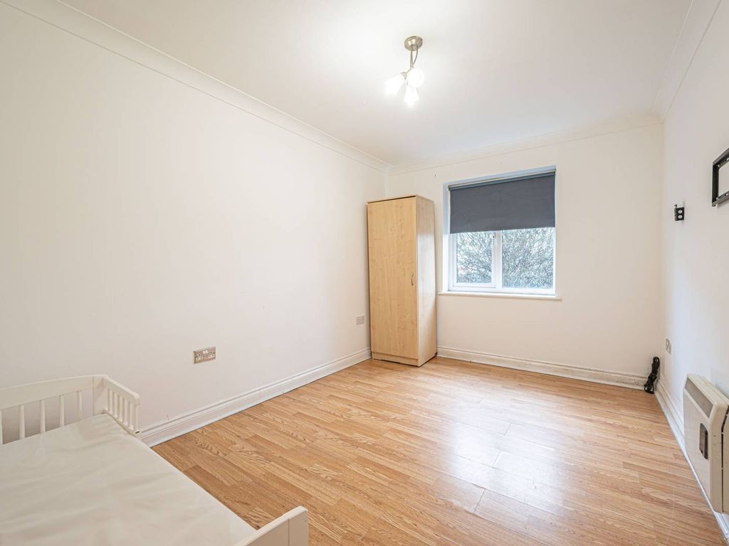 2 bed flat to rent in Connections House, Glebe Road, Finchley, London
