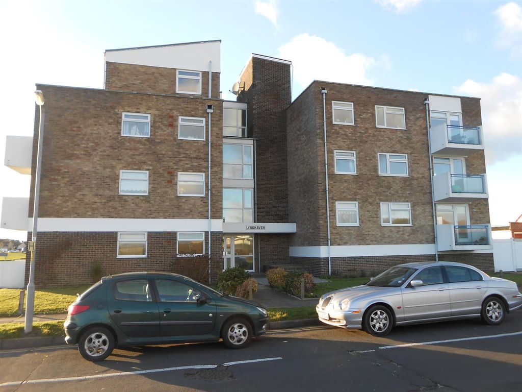2 bed flat to rent in Lyndhurst Road, HollandOnSea, ClactonOnSea