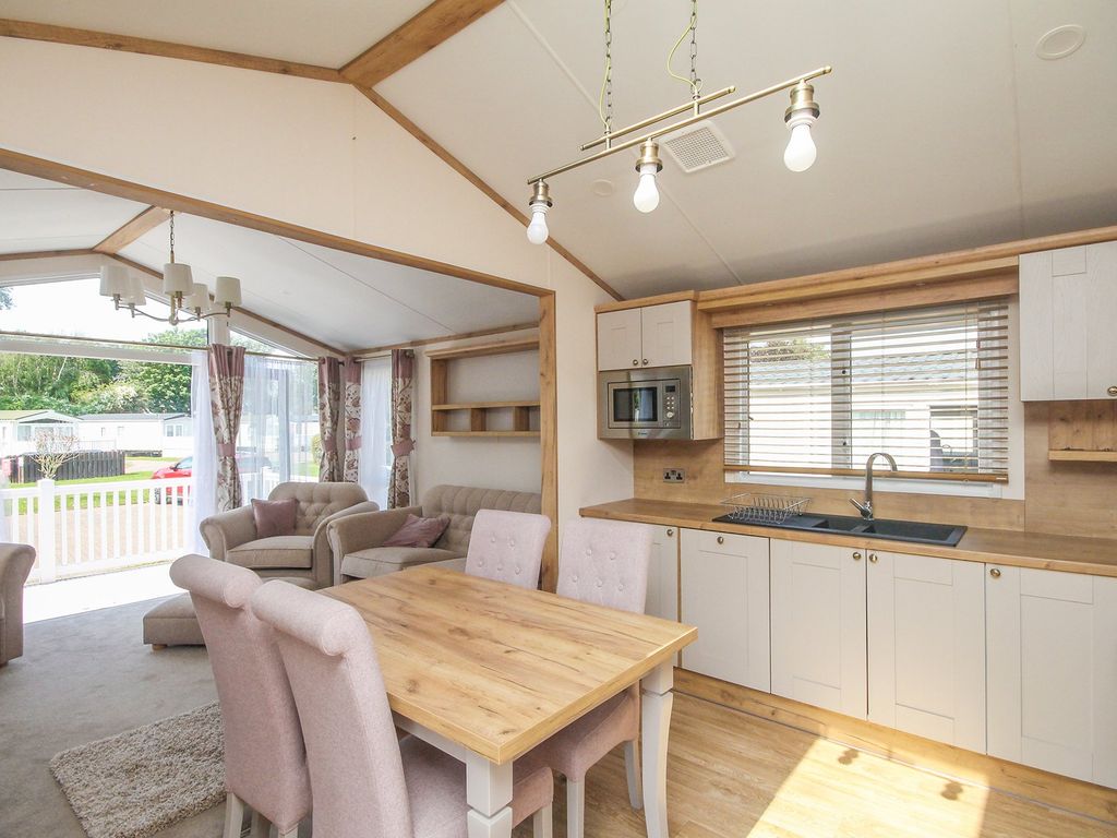 2 bed mobile/park home for sale in Warners Lane, Selsey, Chichester