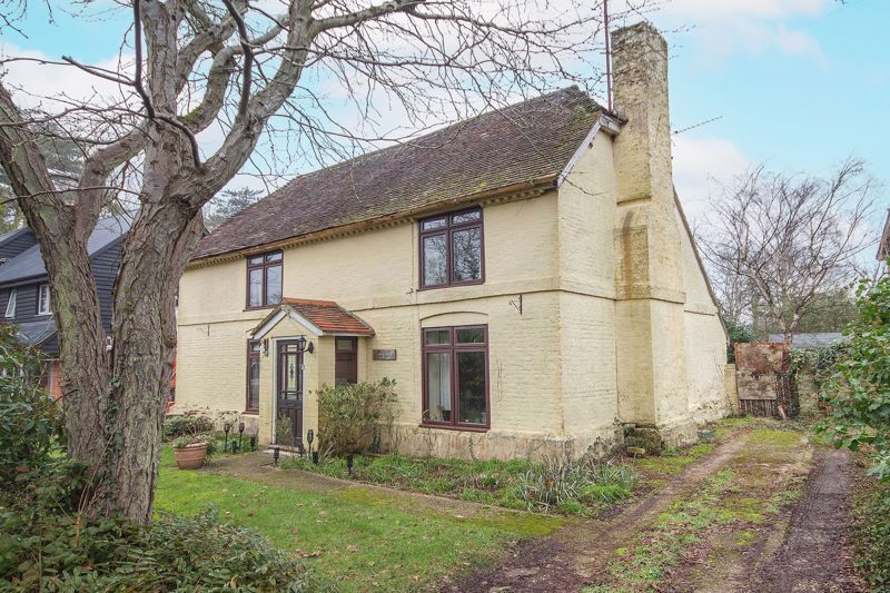4 bed farmhouse for sale in Cracknore Hard Lane, Marchwood, Southampton