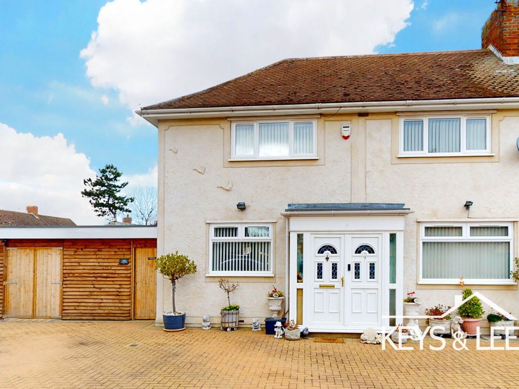 3 bed semidetached house for sale in Raider Close, Romford RM7 Zoopla