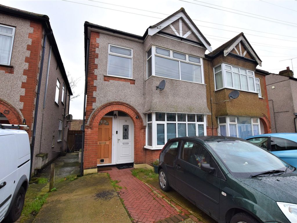 2 bed for sale in Dunton Road, Romford RM1, £300,000 Zoopla