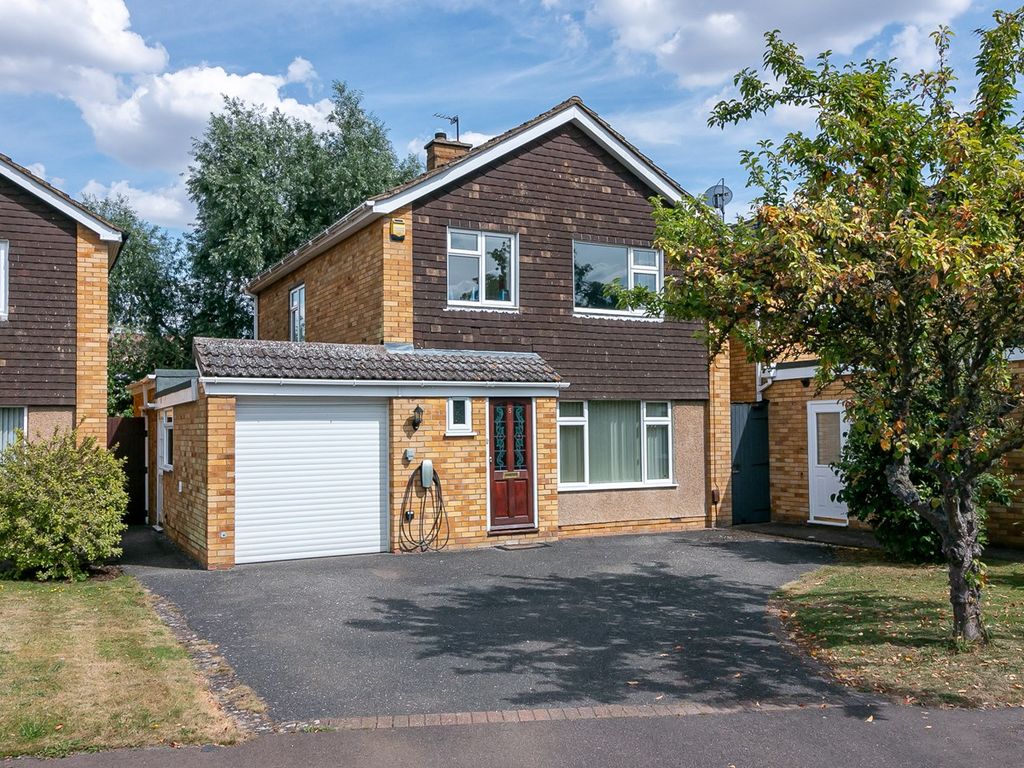 3 bed detached house for sale in Hazel Grove, Stotfold, Hitchin SG5