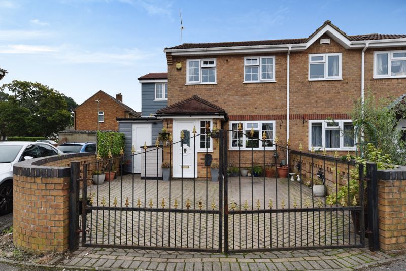 3 bed semidetached house for sale in Novello Gardens, Waterlooville