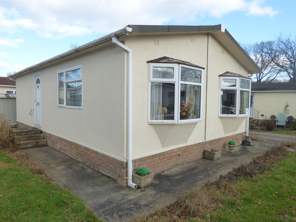 2 bed mobile/park home for sale in Ram Hill, Coalpit Heath, Bristol