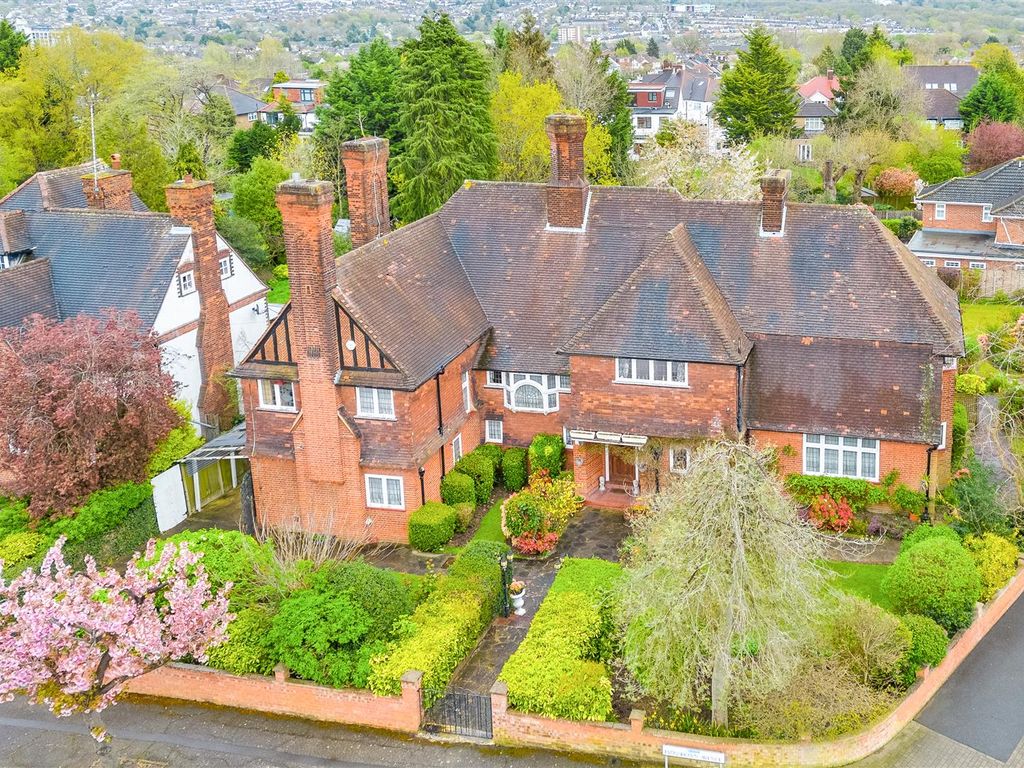 7 bed detached house for sale in Lyonsdown Avenue, New