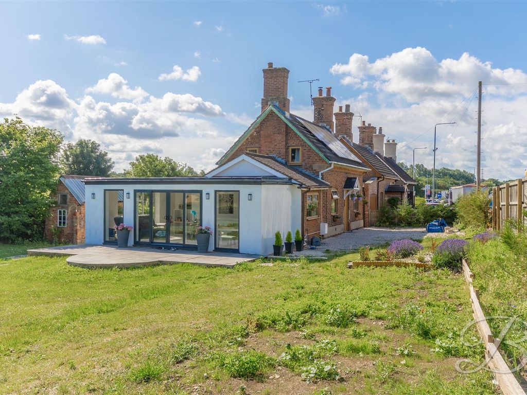 3 bed detached house for sale in Blythe Road, Ollerton, Newark NG22, £