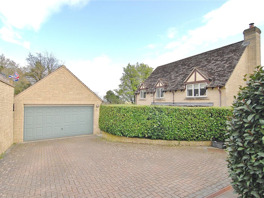 4 bed detached house for sale in Robin Close, Chalford, Stroud