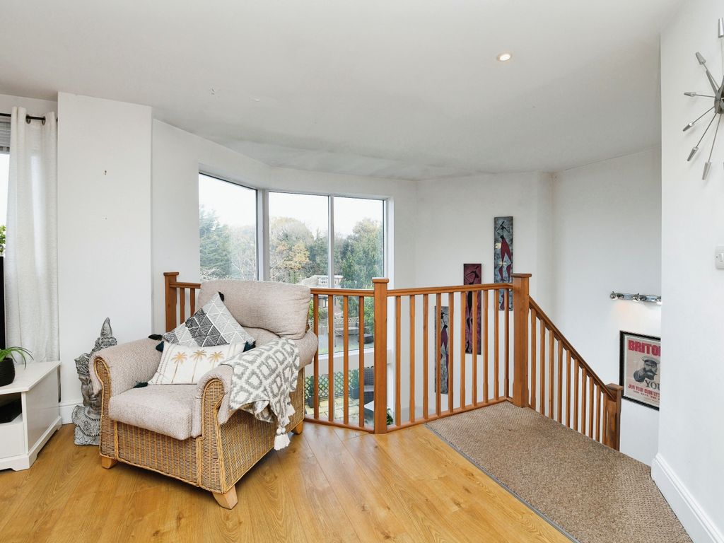 4 bed town house for sale in Uplands Park Road, Rayleigh, Essex SS6, £