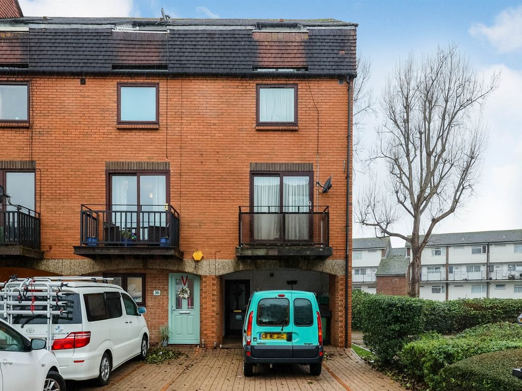 3 bed town house for sale in Ferry Road, Southsea PO4 Zoopla