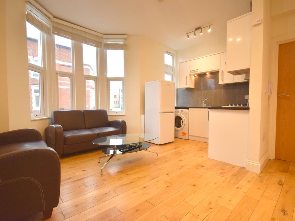 3 bed flat to rent in Balham Hill, Clapham South SW12, £3,000 pcm Zoopla