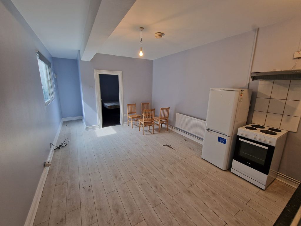 1 bed flat to rent in Buxton Road, Luton, Bedfordshire LU1, £850 pcm