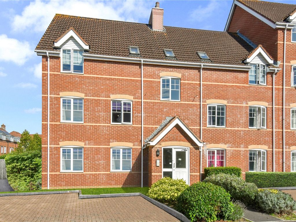 2 bed flat for sale in Windsor Court, Newbury, Berkshire RG14, £190,000