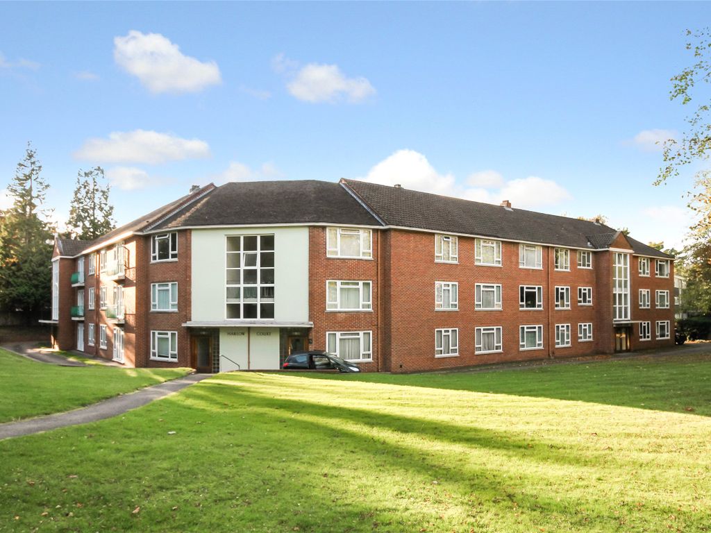 3 bed flat to rent in Harlow Court, Wray Common Road, Reigate, Surrey