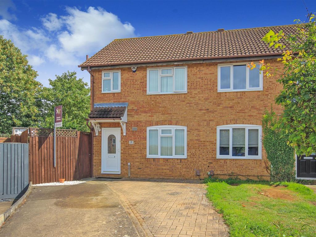 3 bed semidetached house for sale in Heron Close, Wellingborough NN8