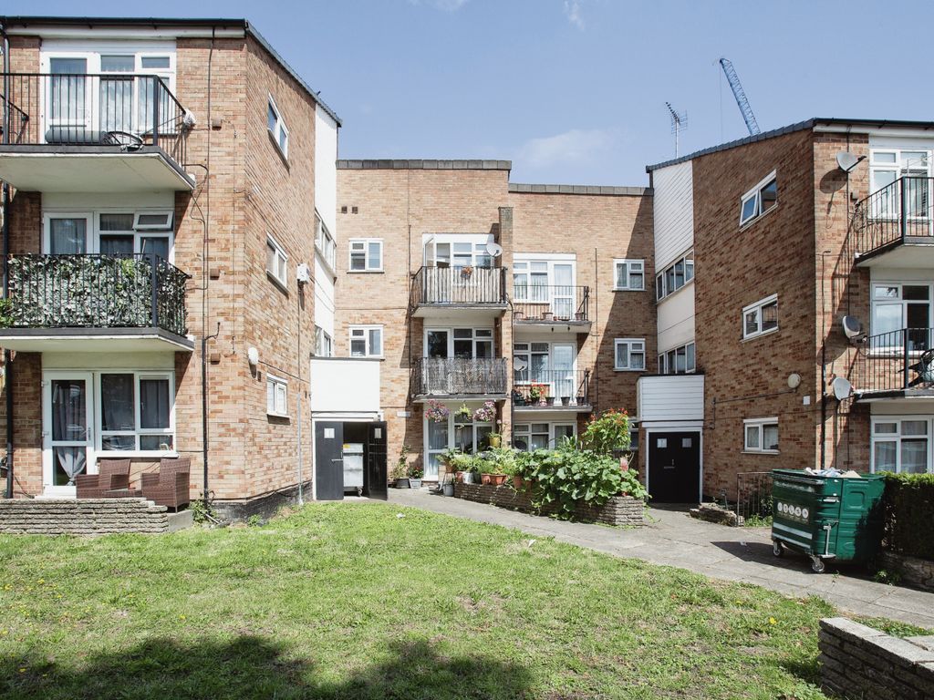 1 bed flat to rent in Vallentin Road, Walthamstow, London E17, £1,300