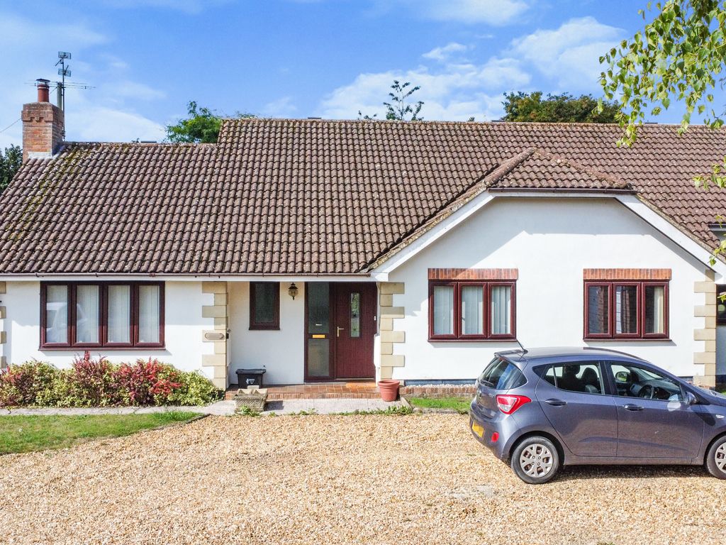 3 bed detached bungalow for sale in Paven Close, Purton, Swindon SN5