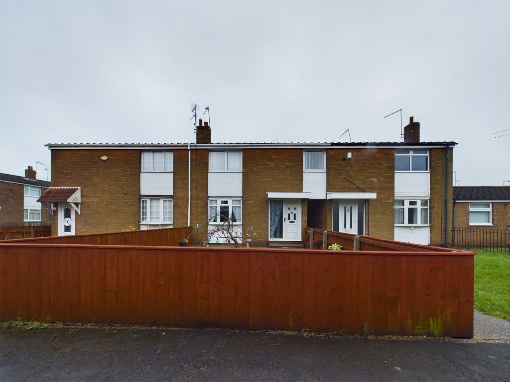 3 bed terraced house for sale in Mortlake Close, Hull HU8, £100,000