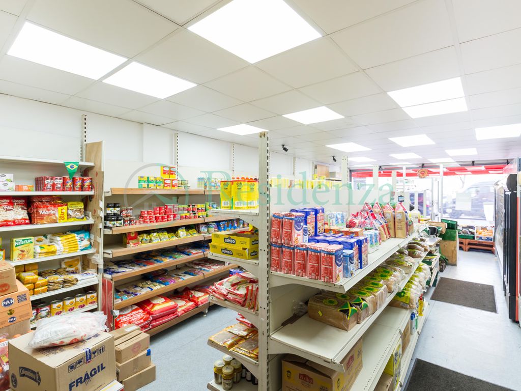 Retail premises to let in Wandsworth High Street, Wandsworth, London