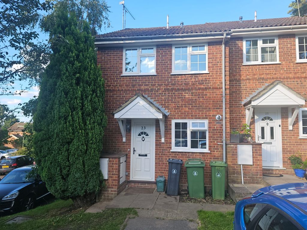 2 bed end terrace house to rent in Albert Road, Bagshot GU19, £1,450
