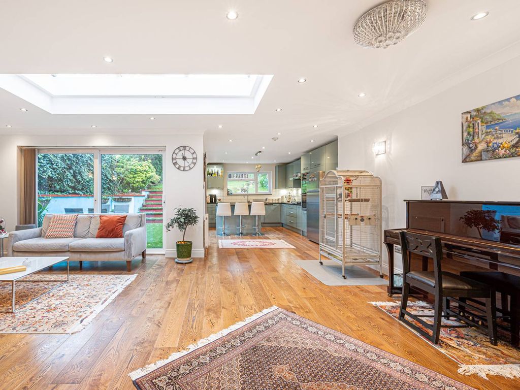 5 bed semidetached house for sale in Worcester Cresent, Mill Hill