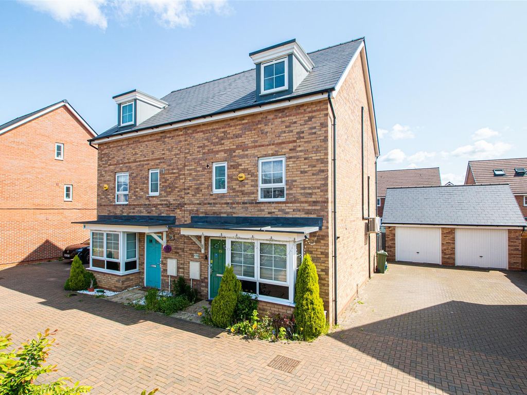 3 bed detached house to rent in Newport Road, Brooklands, Milton Keynes