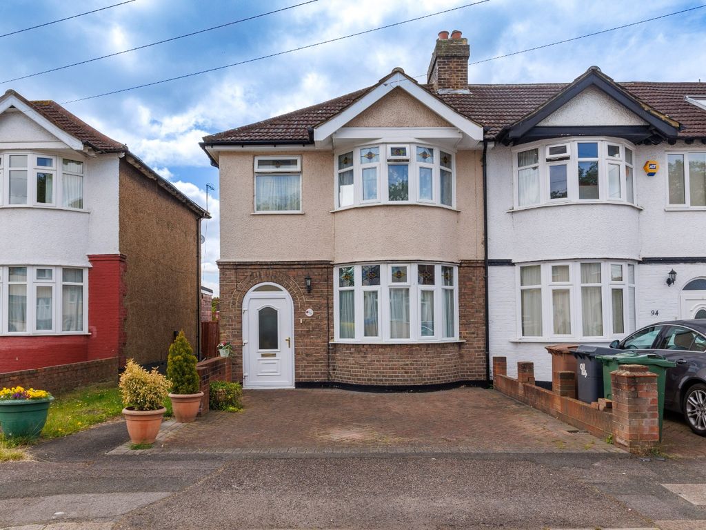 3 bed end terrace house for sale in Alpha Road, London E4, £550,000