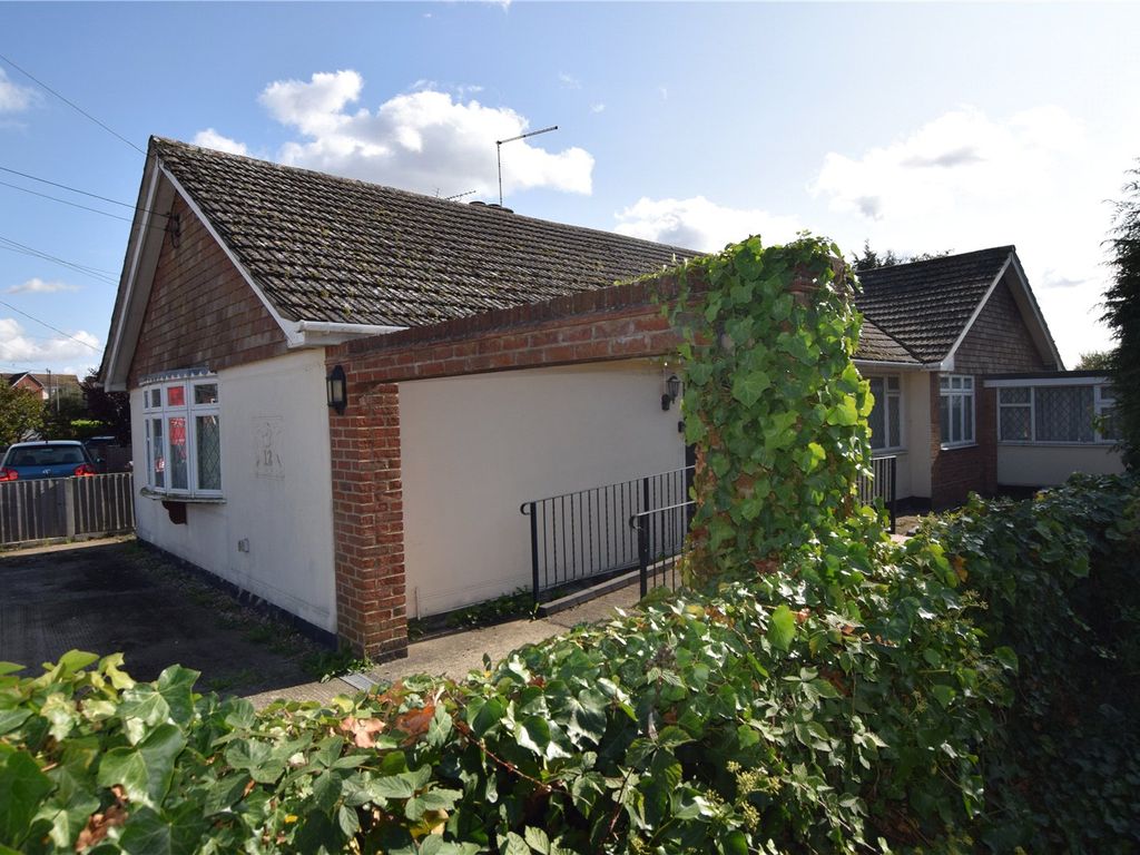 3 bed bungalow for sale in East Hanningfield Road, Rettendon Common, Chelmsford, Essex CM3, £