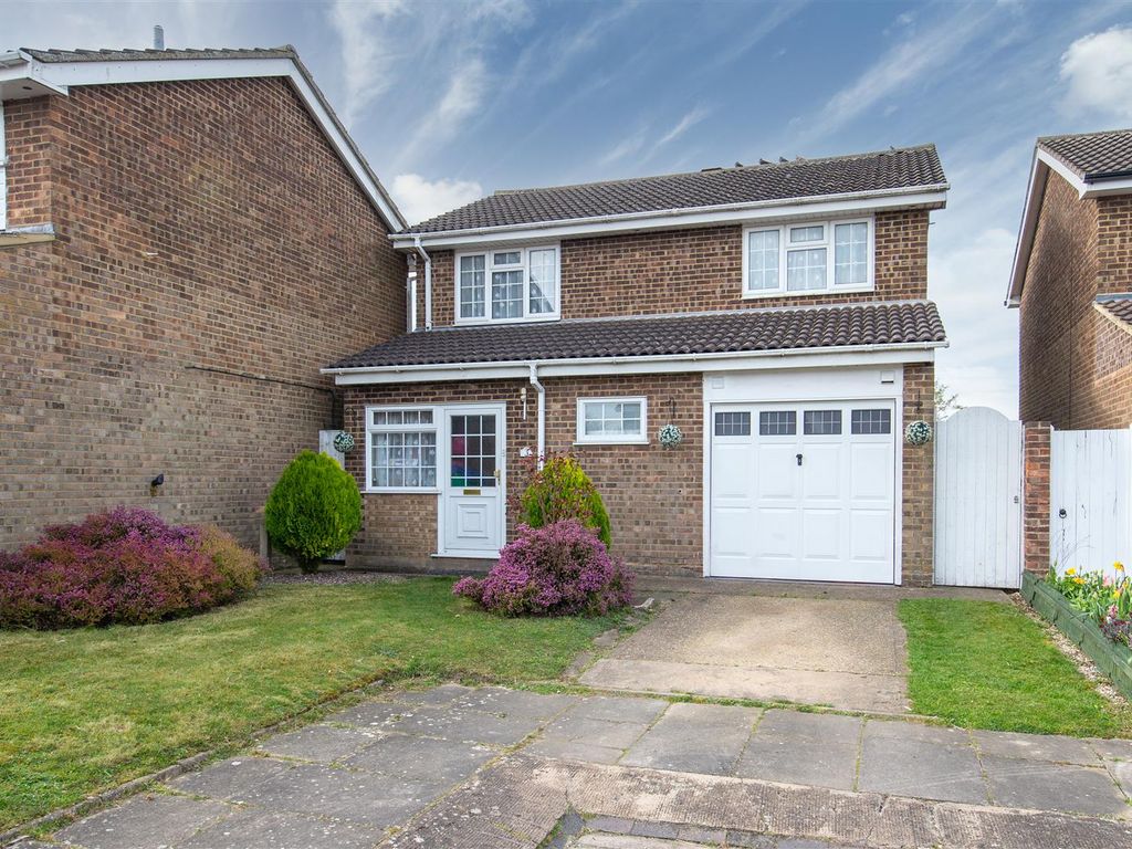 4 bed detached house for sale in Bryony Way, Dunstable, Bedfordshire