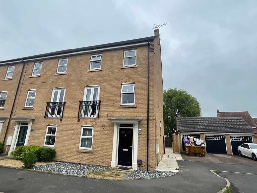 4 bed end terrace house to rent in Pond Close, Fernwood, Newark