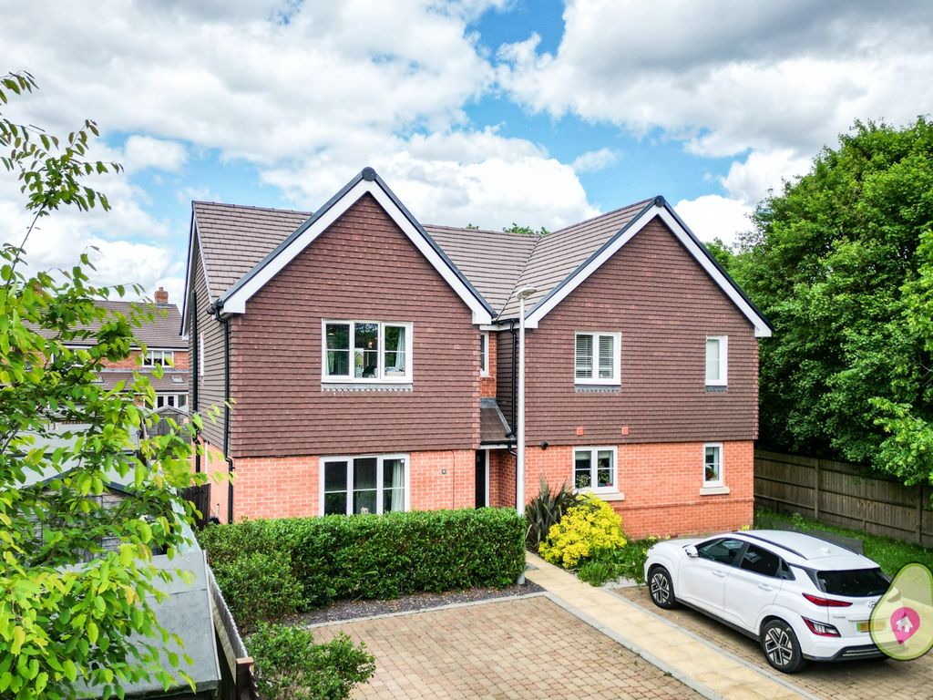 3 bed semidetached house for sale in Garrett Drive, Shinfield RG2, £