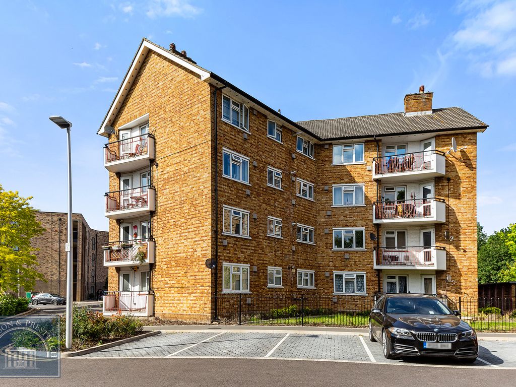 2 bed flat for sale in Chigwell Road, London E18 Zoopla
