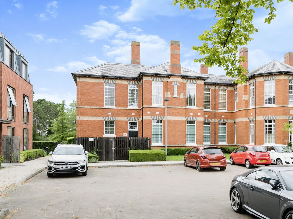 2 bed flat for sale in South Meadow Road, Northampton NN5, £180,000