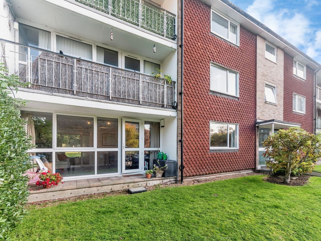 2 bed flat for sale in Basinghall Gardens, Sutton SM2, £330,000 Zoopla