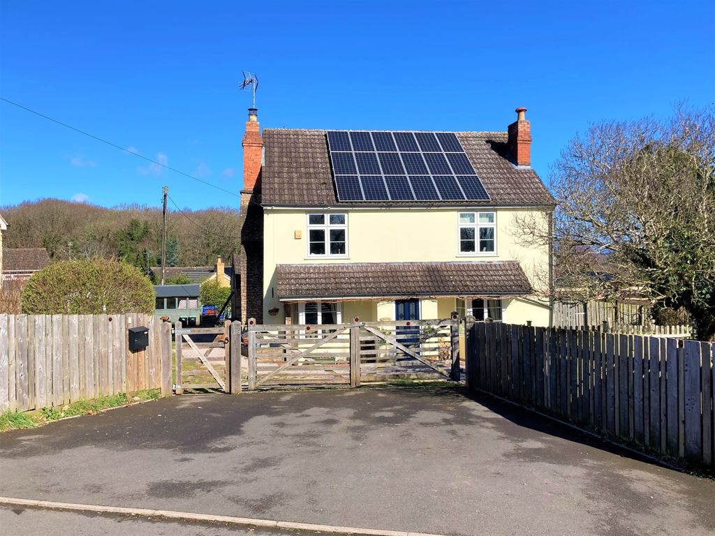 5 bed detached house for sale in Gorsley, RossOnWye HR9 Zoopla