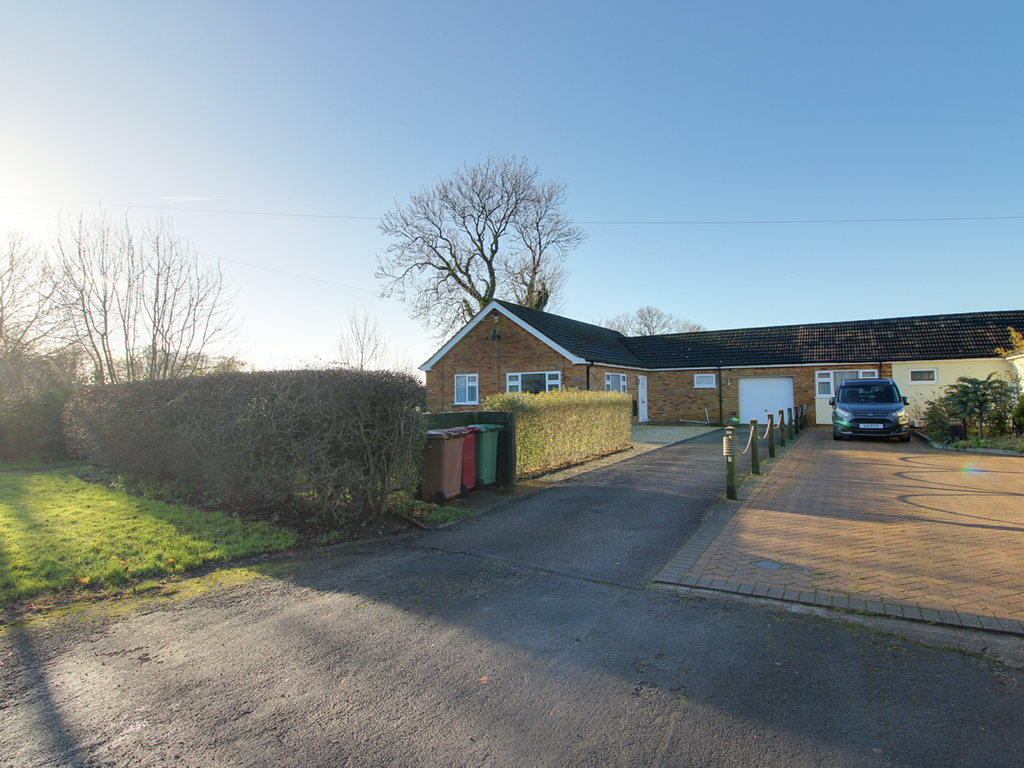 3 bed bungalow for sale in Townside, East Halton, Immingham DN40, £