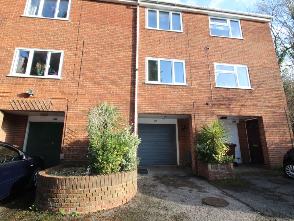 2 bed town house to rent in Beacon Road, Chatham ME5, £1,400 pcm Zoopla