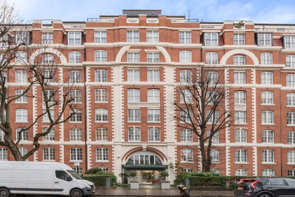 1 bed flat for sale in Grove End House, St. John's Wood NW8, £260,000