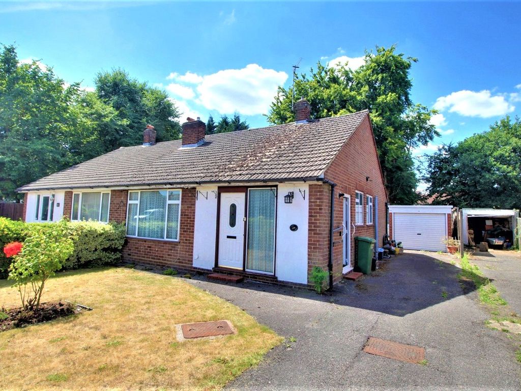 2 bed bungalow for sale in Field Way, Aldershot GU12 Zoopla