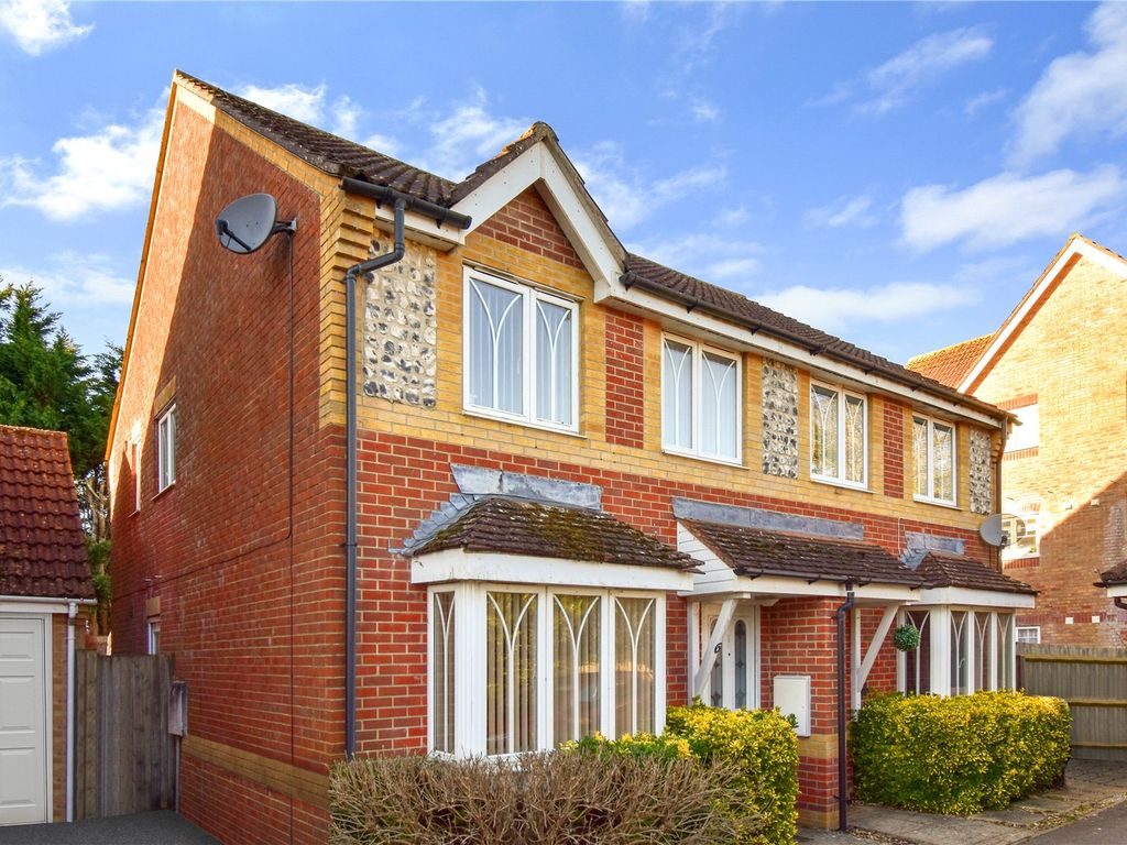3 bed semidetached house to rent in Stirrup Close, Newbury, Berkshire
