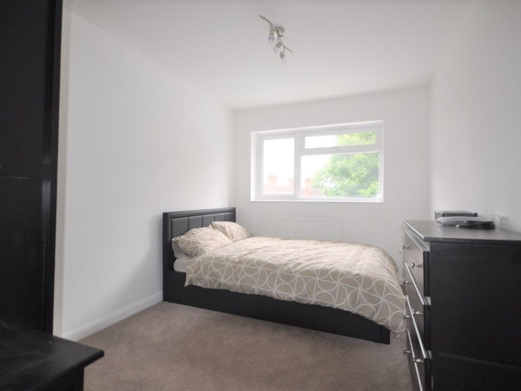 Room to rent in Northgate Road, Crawley RH10, £700 pcm Zoopla