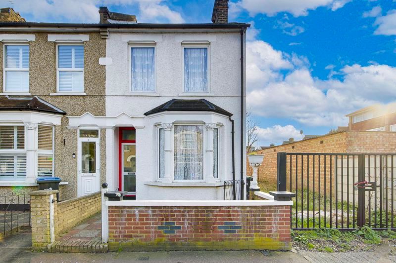 3 bed semidetached house for sale in Oatlands Road, Enfield EN3, £