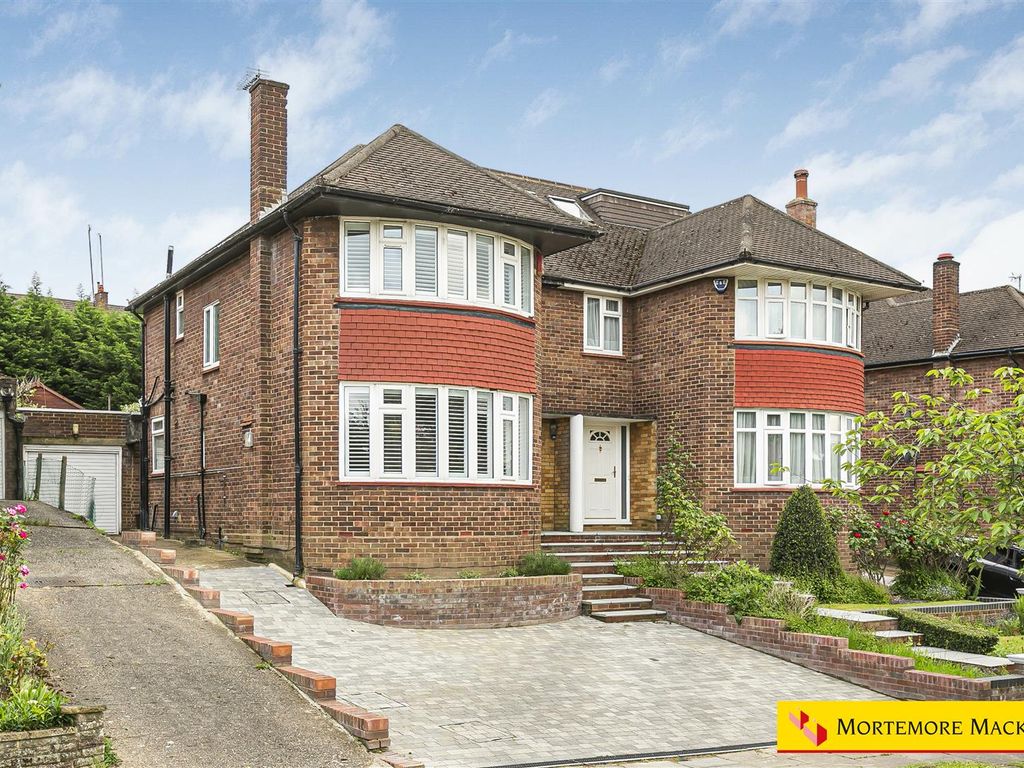 3 bed semidetached house for sale in The Vale, London N14, £825,000