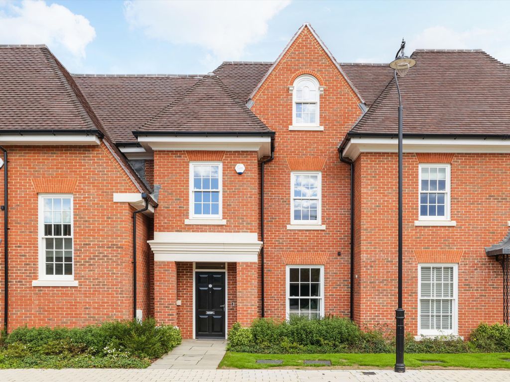 4 bed terraced house for sale in Broadoaks Park Road, West Byfleet